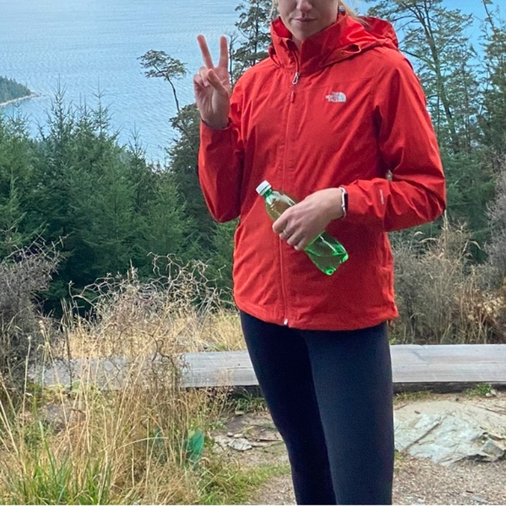 The North Face women’s red raincoat size medium dryvent - Picture 10 of 10